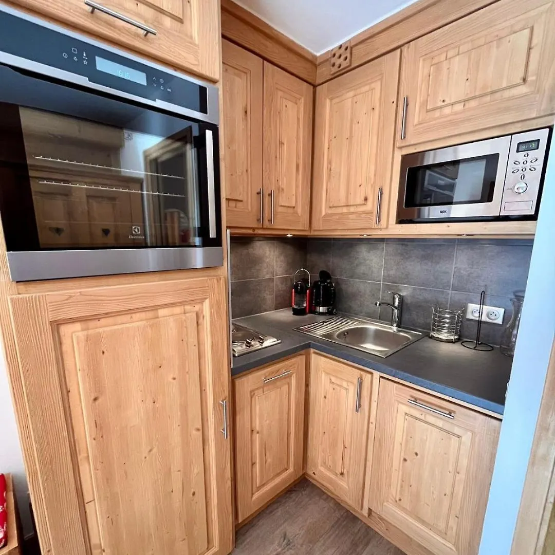 Residence Alpinea - Appartement 4-5 Personnes - Ski Aux Pieds Meribel 0*,  France