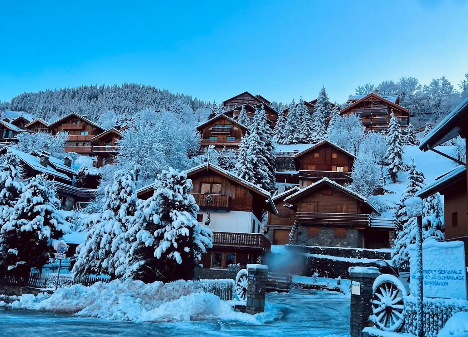 Residence Alpinea - Appartement 4-5 Personnes - Ski Aux Pieds Meribel 0*,  France